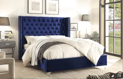 Cama de casal com cabeceira capitonê em veludo azul