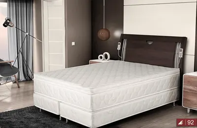 Colchão box branco em quarto de casal