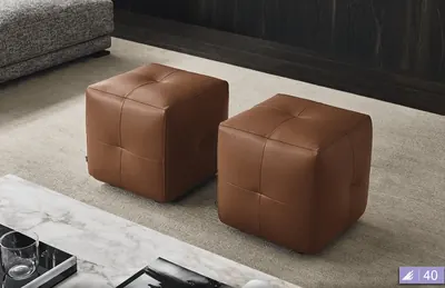 Dois puffs quadrados estofados em couro caramelo